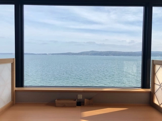 【食事席一例】雄大な七尾湾を望みながらごゆっくりとお食事をお楽しみください。