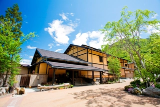 【母屋外観】澄んだ空気を感じながら、新緑の山懐をお楽しみ下さい。