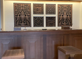 【2階フロントカウンター】フロントにもグリム童話をイメージしたレリーフが飾られています。