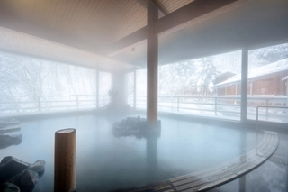 【大浴場】「鳳山の湯」大きな窓からみる雪景色を眺めながらポカポカあったか湯浴みをどうぞ♪