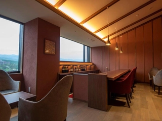 【インクルーシブ】ラウンジ内で昼・夜・朝と草津随一の眺望をご覧いただけます。