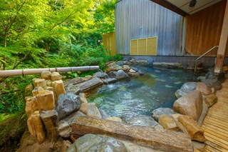 【大浴場:露天風呂(女性)】「朱雀の湯」開放感溢れる大浴場で四季を感じる