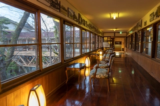 【館内回廊】日常の喧騒から離れ、静かな時間が流れる菊屋で癒しの時間をお過ごし下さい