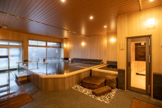 【大浴場内湯】内湯の中には「寝湯」「深湯」などの数種類の湯船をご用意。