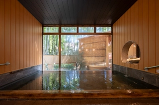 【大浴場内湯:月の湯】開放的な窓から見える緑と日差しがより一層非現実的な雰囲気を演出する自慢の内湯。
