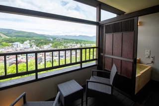 【客室/眺望】湯畑側の客室バルコニーからご覧いただけます。※湯畑はご覧いただけません。