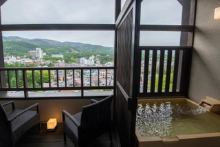 【客室/眺望】草津温泉街だけでなく、草津温泉スキー場もご覧いただけます。