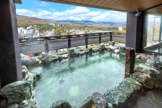 【眺望浴場】数ある草津温泉の宿で初めて、最上階に設けた眺望浴場。