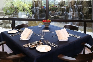 【レストラン】池が見えるテーブル席