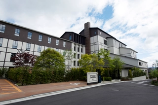 【外観】温泉街から離れた高台にLaVista(眺望)に相応しいホテルが開業。