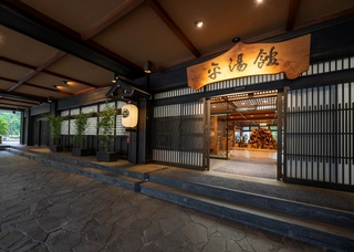 【外観】正面玄関