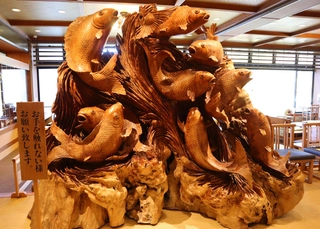 【ロビー】立派な木彫り鯉がお出迎え