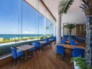 【レストランSACHI】海と空を望む解放感ある<br>※ホテル棟2階