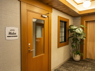 【カラオケHaleo】ご予約はフロント迄