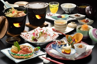 【夕食】～ご夕食は旬の食材・地元の食材を生かした和食膳をご用意。