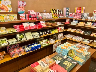 【里山商店】様々なお土産をご用意しております。