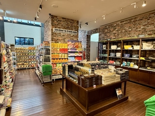 【1階/ファミリーマート ラビスタ函館ベイ店】ホテルオリジナル商品をはじめ北海道銘菓など旅のお土産にピッタリの商品を種類豊富にご用意。