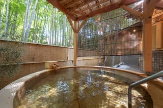 【大浴場露天:月の湯】竹を眺めながら入る、雰囲気と落ち着きがある露天風呂。