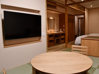 【檜温泉露天風呂付き和洋室】ゆったり寛げる和室。