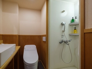 【セミダブルルーム】洗面台にはハンドソープ、ドライヤー等をご用意。※アメニティはロビーにてご用意。