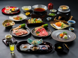 【夕食／足柄遊膳会席】近海の海の幸や旬の山の幸など四季の逸品が並ぶ。