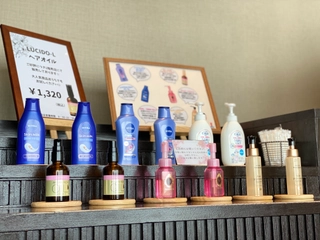 【大浴場/女性脱衣所-パウダールーム-】ボディクリームやヘアオイル等数種類ご用意。ご自由にご利用下さい。