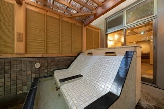 【大浴場露天:月の湯】座り湯をご用意。