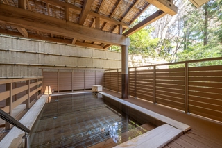 【大浴場露天:笹の湯】開放的な緑を眺められる檜露天風呂。