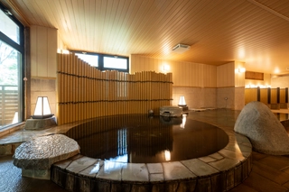 【大浴場内湯：笹の湯】石切風呂（あつ湯／ぬる湯）でお好みの湯をお愉しみいただけます。