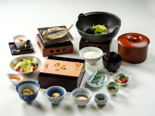 【朝食】1日の始まりはしっかりと！焼き魚メインの定食と温かいお味噌汁。