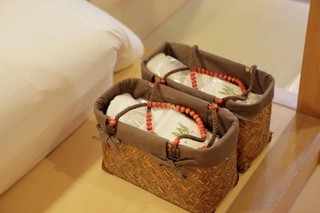 【客室備品】タオルの入った湯かごをご用意。