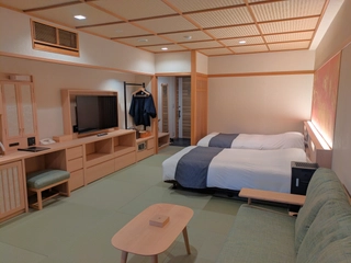 【檜温泉露天風呂付き洋室ツイン】2025年5月、客室でも温泉を楽しめるようリニューアル。