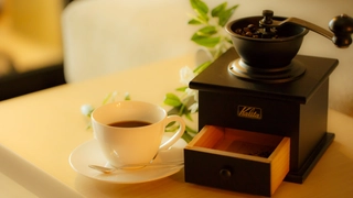 【客室備品】全客室にコーヒーミルをご用意。