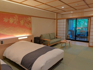 【檜温泉露天風呂付き洋室ツイン】広々とした客室で、ツインベッドをご用意。