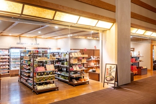 【売店】「想ひ出横丁」。東北のお土産品を中心に販売しております。こけしなどの郷土品の他に、オリジナルアメニティ類も販売♪