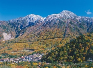 【観光:外観(秋)】紅葉のコントラストが綺麗な奥飛騨の景色。