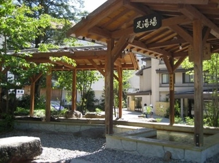 【観光:平湯温泉】当館から徒歩約5分の所に『足湯公園』があります。