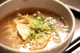 【お夜食】「夜鳴きそば」をご用意。（22：30～24：00迄）