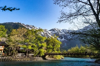 【観光:上高地】日本屈指の山岳景勝地。四季折々で異なる山の景色をお愉しみください。