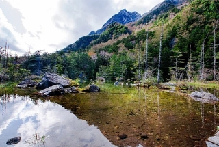 【観光:上高地】上高地から1時間ほど足を延ばしたところにある針葉樹林に囲まれた神秘的な明神池
