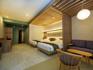 【広々洋室ツイン】寛ぎスペースにはソファをご用意。