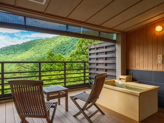 【檜露天風呂付き和洋室】自然を眺めながらプライベートな空間を満喫。※露天風呂は沸かし湯。