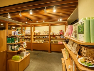 【売店】旅のお土産にお菓子や雑貨などをご用意。