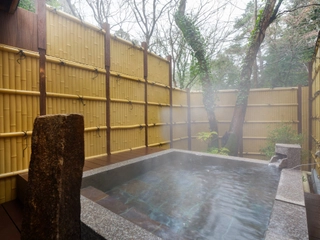 【貸切露天風呂】ゆったりと自分だけの温泉を満喫。※写真は柊の湯。