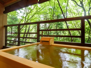 【檜温泉露天風呂付き和洋室】待望の温泉露天風呂付き客室。宮ノ下温泉を愉しめる。
