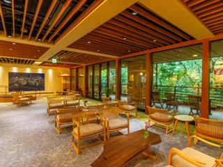 【ロビー】緑あふれる大きな窓が特徴的。