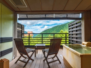 【檜露天風呂付き和洋室】 開放感あふれるテラスで箱根の自然を満喫。