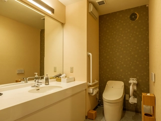 【広々洋室ツイン】洗面台にはハンドソープ、ドライヤー等をご用意。※アメニティはロビーに。