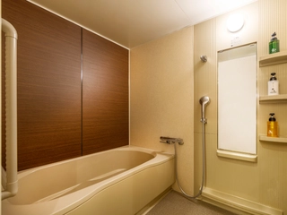 【広々洋室ツイン】ユニットバス付きの客室。