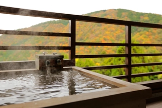 【檜露天風呂付き和洋室】秋のイメージ。紅葉を眺めながらゆったり。※客室風呂は沸かし湯。